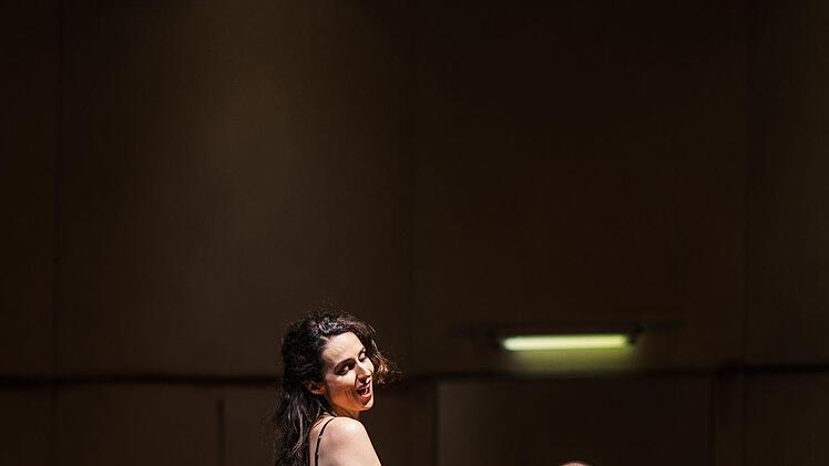 In der Neuinszenierung und im Bühnenbild von Alexander Müller-Elmau feiert die Oper "Carmen" von Georges Bizet" ihre Premiere am Landestheater Coburg.Foto: Sebastian Buff
