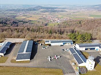 Die Dächer der Gebäude am Flugplatz wurden teilweise saniert und komplett mit Solarmodulen bestückt.