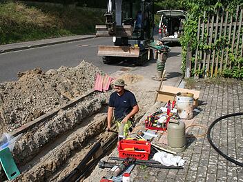 Mitarbeiter von Omexom haben am Dienstag ein Stück des defekten 20-Kilovolt-Kabels in Sulzthal ausgewechselt.