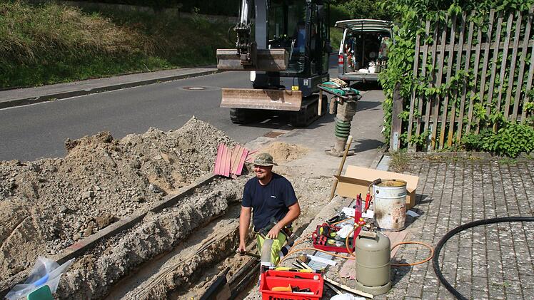 Mitarbeiter von Omexom haben am Dienstag ein Stück des defekten 20-Kilovolt-Kabels in Sulzthal ausgewechselt.