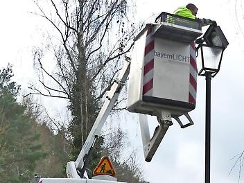 Bürgermeister Herwig Neumann informiert sich über die Umrüstung der Straßenleuchten.