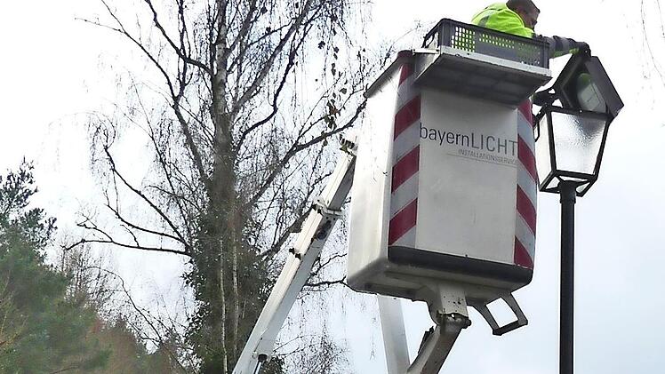 Bürgermeister Herwig Neumann informiert sich über die Umrüstung der Straßenleuchten.