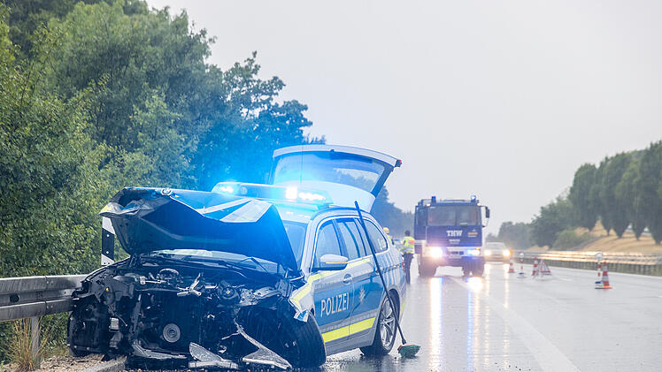 Polizeiauto total beschädigt: Einsatzfahrt endet in Leitplanke
