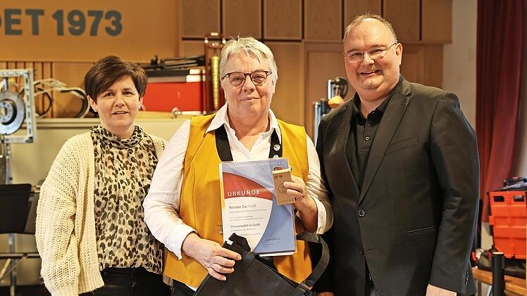 Für 30 Jahre Musizieren wurde die Tubistin Renate Zachlod (M.) von der Kreisvorsitzenden Claudia Heim und dem Vorstandsvorsitzenden Bernd Froese gewürdigt.