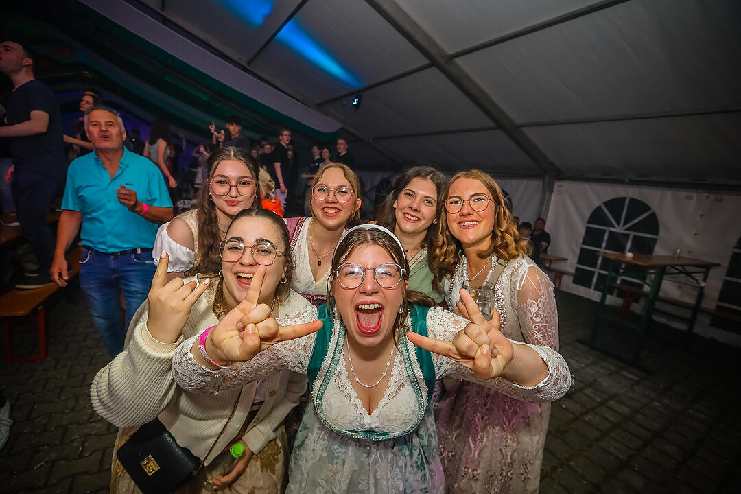 Samstagsparty im Festzelt!