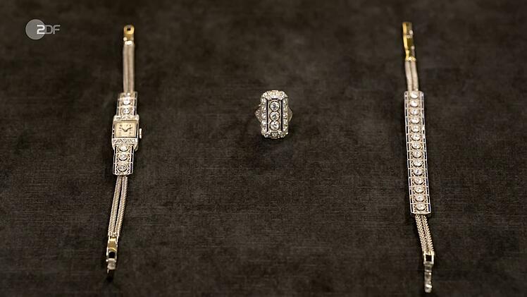 Die Schmuckstücke hatte Renate "geerbt von meiner Mama". Ring und Uhr gehörten zusammen, das Armband wurde erst später gefertigt. Leider passte der Ring nicht mehr, und die Gelegenheiten für die edlen Stücke fehlten. Deshalb hoffte Renate auf viel Bares.