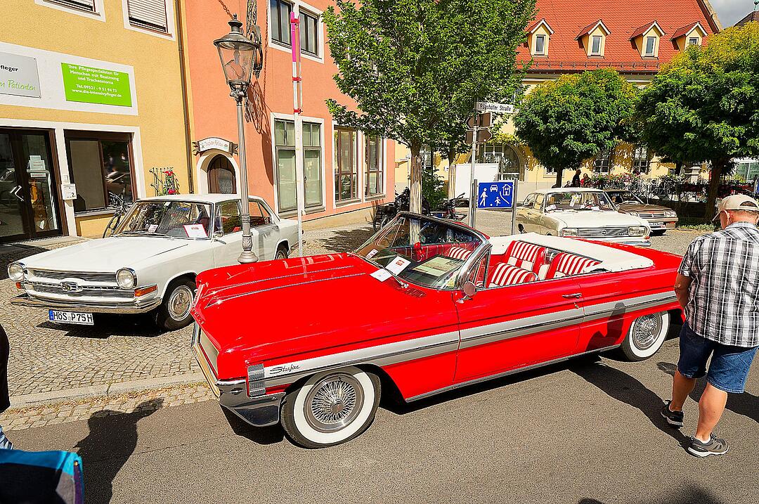 Historische Automobile und Motorräder