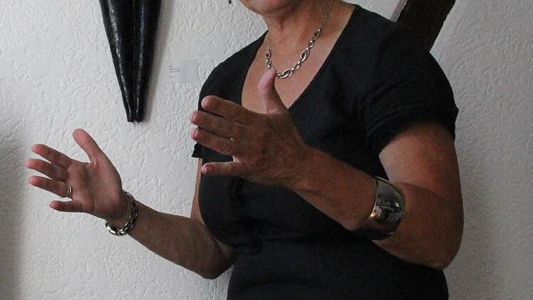 Barbara Gröhling in ihrem Haus in Haßfurt. Hier sind einige ihrer Kunstwerke - hier eine Stele und eine Plastik - ausgestellt.  Foto: Katja Kölbl