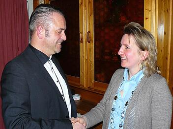 Stellvertretende CSU-Kreisvorsitzende Doris Leithner-Bisani gratuliert Listenführer Roland Burghofer. Foto: Klaus-Peter Wulf