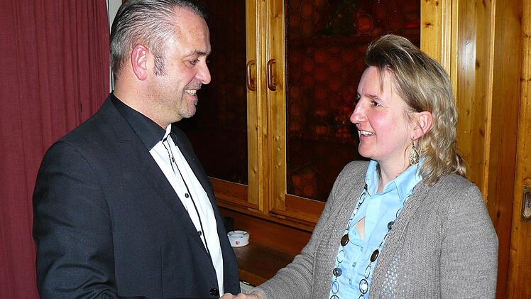 Stellvertretende CSU-Kreisvorsitzende Doris Leithner-Bisani gratuliert Listenführer Roland Burghofer. Foto: Klaus-Peter Wulf