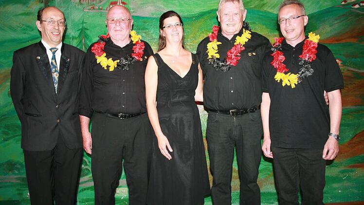 Siegfried Gottwald (Sängergruppe Bad Kissingen v.l.), Otto Kirchner, Claudia Rothaler, Norbert Grom, Vorsitzender Johannes Rothaler