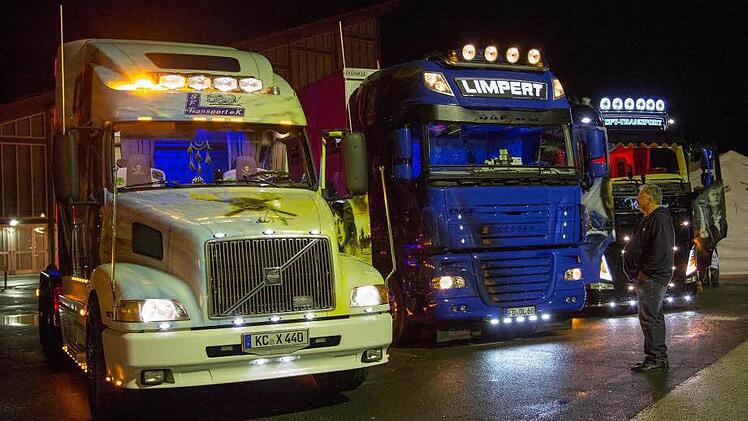 Faszinierendes Farbenspiel: Bunt verzierte Trucks bilden eine vor allem bei Scheinwerferlicht eindrucksvolle Phalanx.