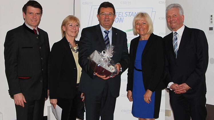 Unter den Gratulanten und Ehrengästen zum zehnjährigen Bestehen der Mittelstands-Union befanden sich (von links) MdL Steffen Vogel, Barbara Graser, Staatssekretär Franz Josef Pschierer, Bezirksvorsitzende Jutta Leitherer und Kreisvorsitzender Wolf Dieter Schlapka. Fotos: Günther Geiling