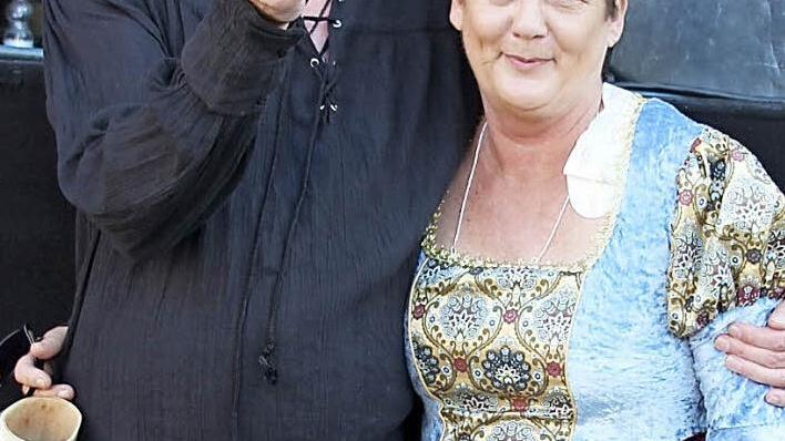 Dave und Maria Abbott mit dem Plektrum von Ritchie Blackmore vor dessen Bühne in Eyrichshof. Foto: Ralf Kestel