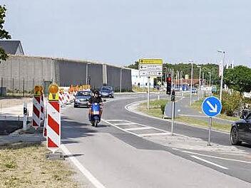 Hier wird der Geh- und Radweg gebaut - der Verkehr wird mit einer Ampel geregelt. Foto: Pauline Lindner