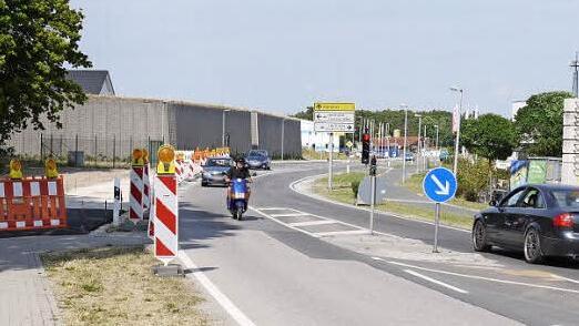 Hier wird der Geh- und Radweg gebaut - der Verkehr wird mit einer Ampel geregelt. Foto: Pauline Lindner