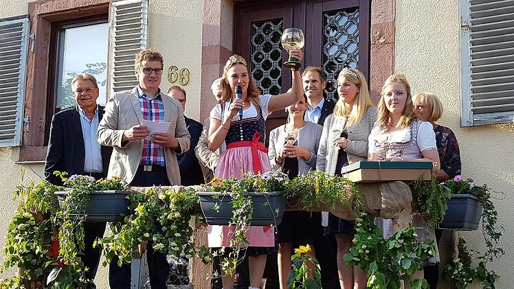 Mit einem selbstbewussten Auftritt warb die Kronacher Weink&ouml;nigin Gina Zapf (Mitte) bei der Er&ouml;ffnung des Heimat- und Bl&uuml;tenfest daf&uuml;r, die Partnerschaft lebendig zu halten.  Foto: Ralf V&ouml;lkl