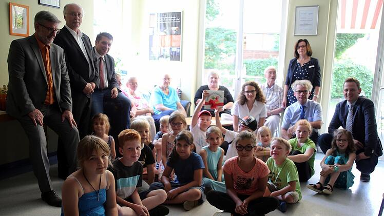 Auch das Mehrgenerationenhaus der Awo in Bad Rodach wurde zum Familienstützpunkt erweitert, was nicht nur den offiziellen Gästen wie Landrat Michael Busch, Hubert Joppich und Carsten Höllein (Awo, von links) sowie Bürgermeister Tobias Ehrlicher und Ministerialrat Robert Höcherl (kniend, von rechts) gefiel. Sichtlich begeistert zeigten sich auch die anwesenden Senioren sowie Kinder der Grund- und Mittelschule Bad Rodach. Eva Trapp (Bildmitte, weiße Bluse) wird den Familienstützpunkt betreuen u...