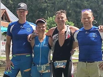 Das erfolgreiche Kronacher Triathlon-Quartett (von links): Silvester und Renate Kohlmann, Peter Rosenbauer und Martin D&uuml;mlein. Foto: privat