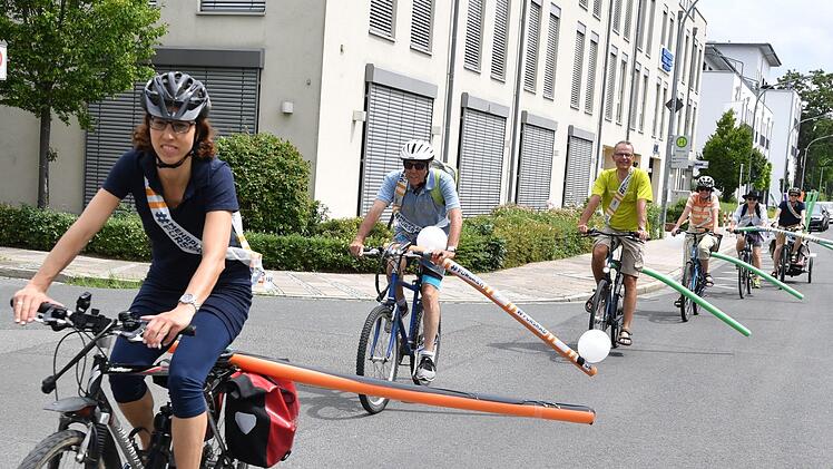Schaumstoffnudeln sollen zeigen, welchen Abstand Autofahrer einhalten sollten, wenn sie vorbeifahren. Foto: Ronald Rinklef