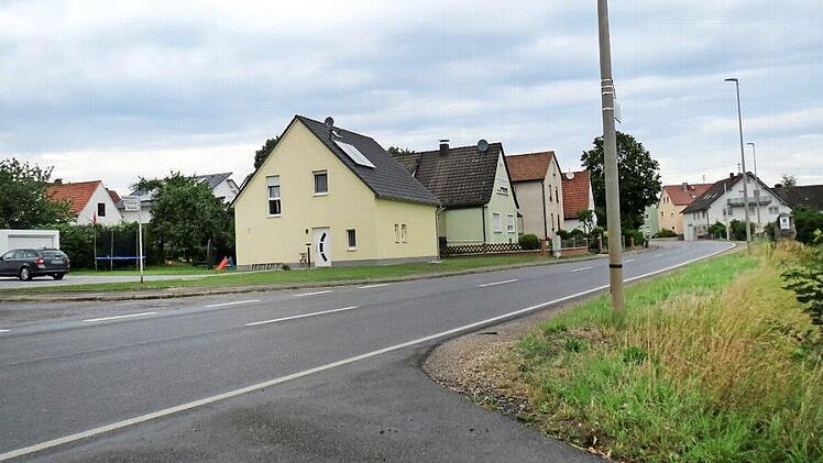 Aus der geplanten Querungshilfe im Süden Reckendorfs wird vorerst nichts. Das beauftrage Planungsbüro soll einen neuen Vorschlag für den Gemeinderat erarbeiten.  Foto: Adelheid Waschka