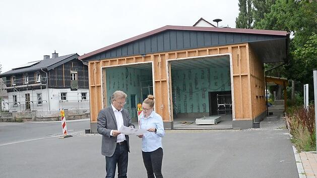 Bürgermeister Rainer Detsch und Kämmerin Eva Schießwohl bei der Baustellenbegehung des Feuerwehrgerätehaus- Anbaus der FF Haßlach. In diesen Tagen werden Fliesenarbeiten und Arbeiten für die Außenanlagen vom Gemeinderat vergeben.  Foto: K.- H. Hofmann