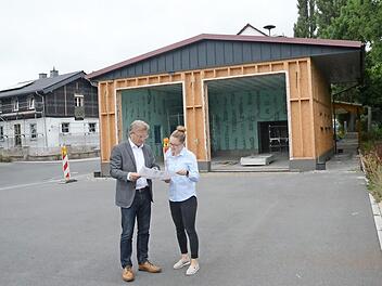 Bürgermeister Rainer Detsch und Kämmerin Eva Schießwohl bei der Baustellenbegehung des Feuerwehrgerätehaus- Anbaus der FF Haßlach. In diesen Tagen werden Fliesenarbeiten und Arbeiten für die Außenanlagen vom Gemeinderat vergeben.  Foto: K.- H. Hofmann