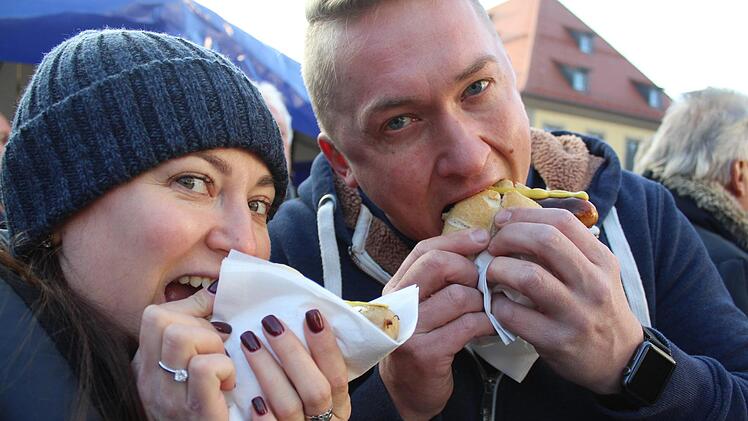 Jelena Suchowskaya aus Moskau und Andreas Wilhelm aus Coburg beißen herzhaft in ihre Brötchen.