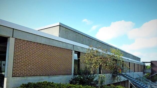 Was die bevorstehende Sanierung der Dreifachsporthalle Weiher angeht, will der Landkreis einen erneuten Vorsto&szlig; unternehmen, um vielleicht doch noch im Bundesf&ouml;rderprogramm "Sanierung kommunaler Einrichtungen in den Bereichen Sport, Jugend und Kultur" ber&uuml;cksichtigt zu werden. Im Falle einer F&ouml;rderzusage sollen die notwendigen Arbeiten von 2021 bis 2023 umgesetzt werden.  Foto: Werner Rei&szlig;aus