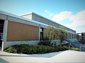 Was die bevorstehende Sanierung der Dreifachsporthalle Weiher angeht, will der Landkreis einen erneuten Vorstoß unternehmen, um vielleicht doch noch im Bundesförderprogramm "Sanierung kommunaler Einrichtungen in den Bereichen Sport, Jugend und Kultur" berücksichtigt zu werden. Im Falle einer Förderzusage sollen die notwendigen Arbeiten von 2021 bis 2023 umgesetzt werden.  Foto: Werner Reißaus