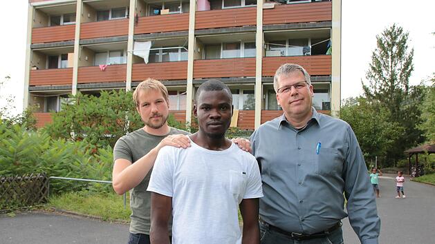 Seit Juni 2019 lebt Solomon Chibuike (Bildmitte) in der Gemeinschaftsunterkunft Hammelburg. Freunde wie Tobias Roepke (links) und Marco Maaß (rechts) versuchen, ihn vor einer Abschiebung nach Nigeria zu bewahren.