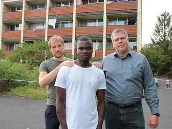 Seit Juni 2019 lebt Solomon Chibuike (Bildmitte) in der Gemeinschaftsunterkunft Hammelburg. Freunde wie Tobias Roepke (links) und Marco Maaß (rechts) versuchen, ihn vor einer Abschiebung nach Nigeria zu bewahren.