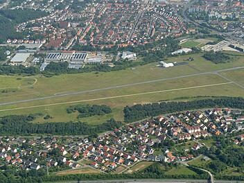 2000 Motorflugzeuge starteten 2012 auf der zwischen der Gartenstadt und Kramersfeld (unten) gelegenen Landebahn. Anwohner fürchten, dass der Fluglärm deutlich zunehmen könnte.  Archivbild: Ronald Rinklef
