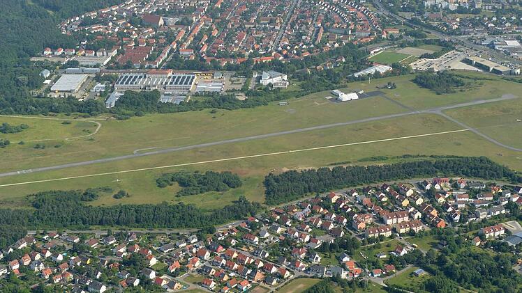 2000 Motorflugzeuge starteten 2012 auf der zwischen der Gartenstadt und Kramersfeld (unten) gelegenen Landebahn. Anwohner fürchten, dass der Fluglärm deutlich zunehmen könnte.  Archivbild: Ronald Rinklef