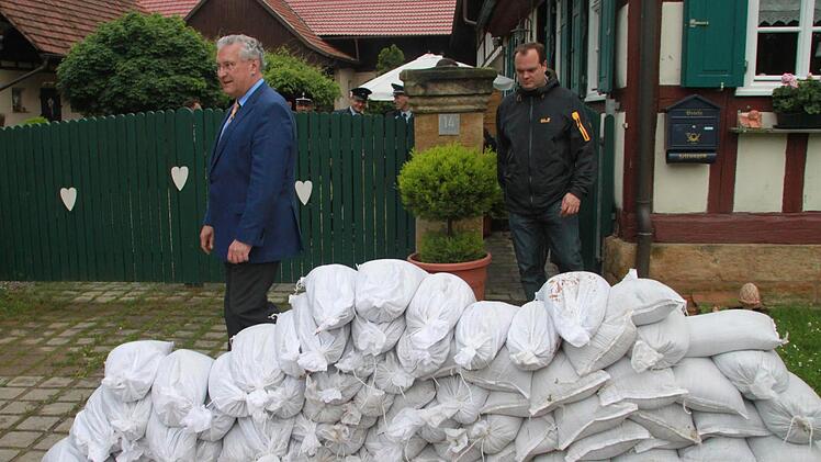 Zur Sicherheit liegen noch immer Sandsäcke vor dem Anwesen von Andrea Hellmuth in Prächting bereit.