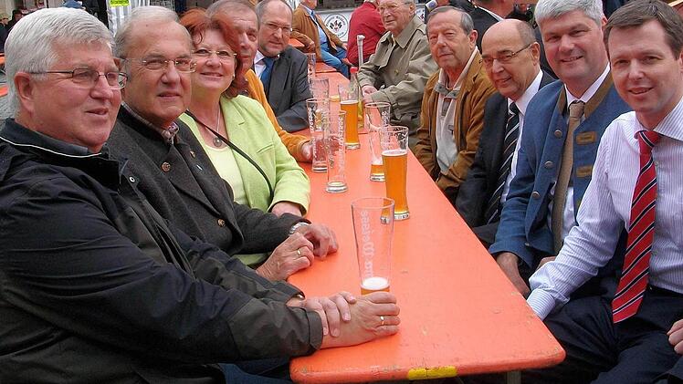 Viel CSU-Prominenz beim Altstadtfest-Frühschoppen. Zu viel für Sebastian Körber. Der FDP-Bundestagsabgeordnete (nicht auf dem Bild) wundert sich darüber, dass keine anderen Parteien bei dem öffentlichen gesponserten Fest in Forchheim am Sonntag sprechen durften. Foto: privat