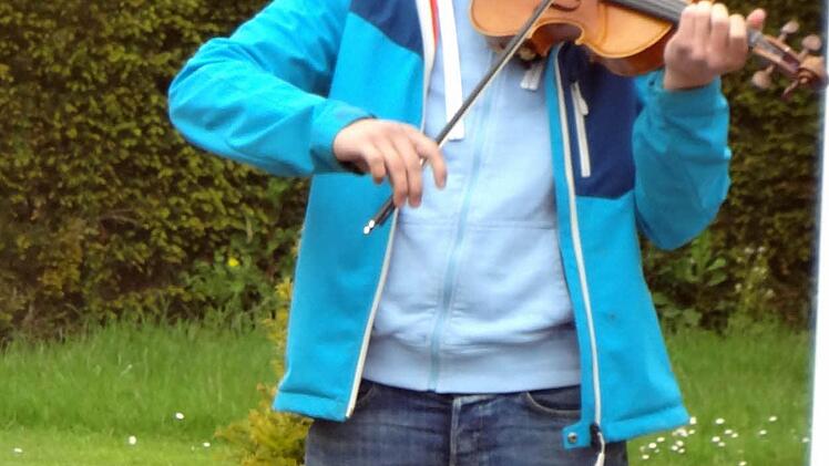 Laurence beim Geigen solo Foto: privat