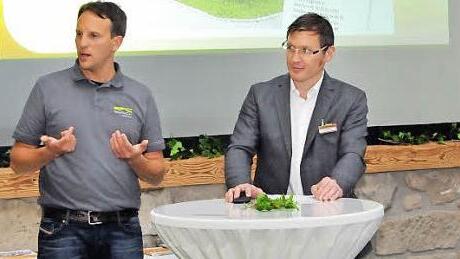 Geld sparen mit erneuerbaren Energien - darüber diskutierten (von links): Unternehmer Stefan Müller-Gei aus Wallenfels, Mario Münch von Münch-Energie, Georg Jung vom Institut für Informationssysteme an der Hochschule Hof und Gerhard Kleineidam vom Energieversorger Stadtwerke Wunsiedel. Foto: Fuchs