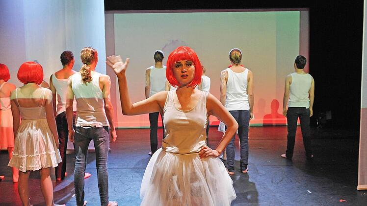 Szene aus "Tristan und Isolde" mit dem Jugendclub des Landestheaters in der Reithalle.Foto: Andrea Kremper