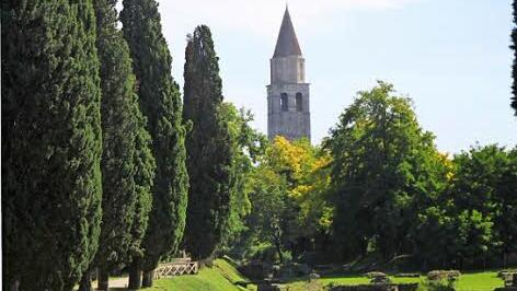 Aquileia war zur Römerzeit eine Mega-City und Handelsmetropole. Heute ist das Städtchen mit 3400 Einwohnern aber immer noch ein sehenswerter Ort, der viel geschichtliche Bausubstanz besitzt.