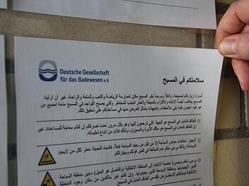 Die Badeordnung im Höchstadter Hallenbad gibt es neuerdings auch auf englisch, französisch, türkisch, russisch und arabisch.  Foto: Andreas Dorsch