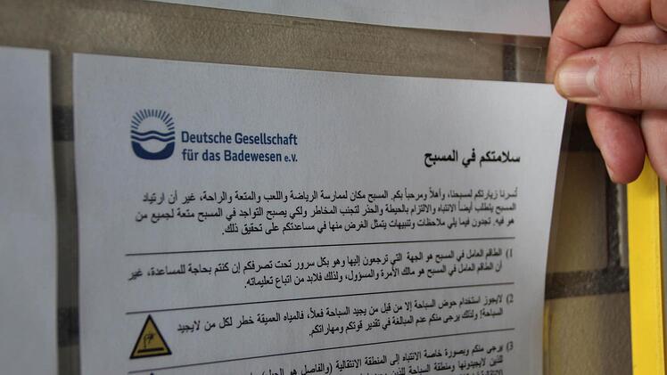 Die Badeordnung im Höchstadter Hallenbad gibt es neuerdings auch auf englisch, französisch, türkisch, russisch und arabisch.  Foto: Andreas Dorsch