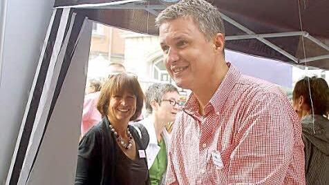Zum Weltkindertag informiert der Kinderschutzbund in der Coburger Fußgängerzone, Vorstandmitglied Holger Föhrweiser verteilte Luftballons. Foto: Archiv Gabi Arnold