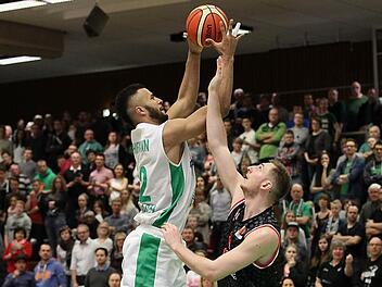 Johannes Thiemann (l,), der mit 25 Punkten und 10 Rebounds wieder ein "double double" schaffte, wird vom Paderborner Nicholas Tufegdzich gefoult. Fotos: sportpress
