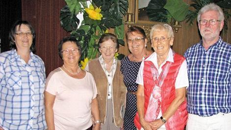 Gerda Korte (Dritte von links) inmitten des neuen Vorstands des VdK-Ortsverbands Creidlitz (von links): Martina Jauernig, Gudrun Grimmer, Veronika B&uuml;hn, Sieglinde Angerm&uuml;ller und Peter Roschlau. Es fehlen Isolde Neumeier und Sigrid Stahnke.  Foto: Norbert Karbach