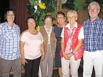 Gerda Korte (Dritte von links) inmitten des neuen Vorstands des VdK-Ortsverbands Creidlitz (von links): Martina Jauernig, Gudrun Grimmer, Veronika Bühn, Sieglinde Angermüller und Peter Roschlau. Es fehlen Isolde Neumeier und Sigrid Stahnke.  Foto: Norbert Karbach