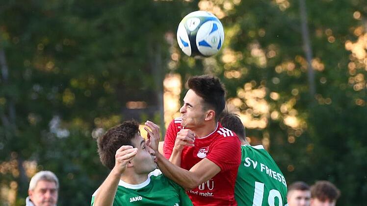 Wie schon vor zehn Tagen im Ligapokalspiel gegen den FC Coburg will der SV Friesen um Hannes Nützel und Alexander Kunz (grüne Trikots, von links) am Samstag einen Heimsieg feiern. Diesmal ist der Gegner die sechstplatzierte DJK Schwebenried/Schwemmelsbach.  Foto: Heinrich Weiß