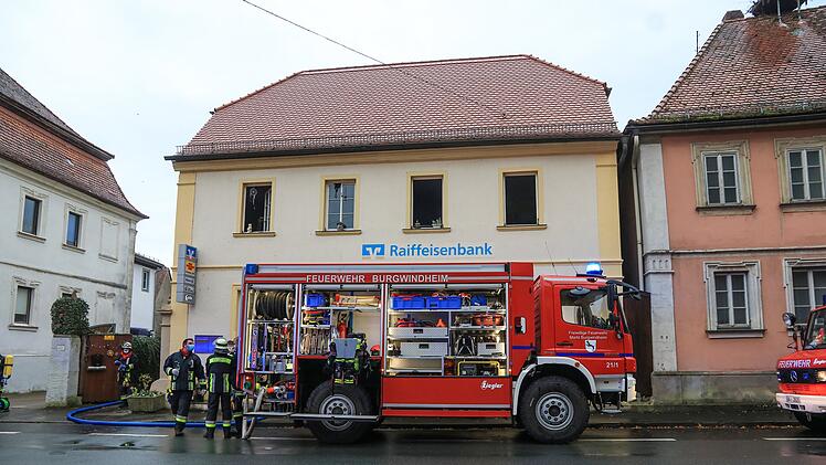 Am späten Freitagnachmittag (23. Oktober 2020) wurde die Feuerwehr wegen eines Brandes in Burgwindheim (Kreis Bamberg) alarmiert. Dort war es in einer Wohnung im ersten Obergeschoss zu einem Küchenbrand gekommen.