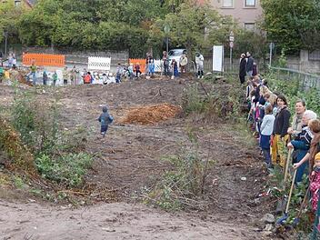 Vertreter der Haßfurter Waldorfschule erläuterten in der Stadtratssitzung, wie das neue Schulgebäude aussehen soll, das derzeit gebaut wird. Der Spatenstich auf dem Gelände erfolgte bereits im September 2019. Foto: Christian Licha