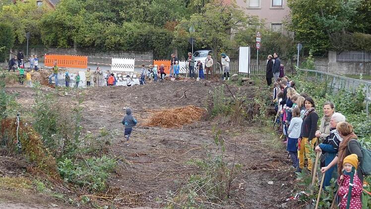 Vertreter der Haßfurter Waldorfschule erläuterten in der Stadtratssitzung, wie das neue Schulgebäude aussehen soll, das derzeit gebaut wird. Der Spatenstich auf dem Gelände erfolgte bereits im September 2019. Foto: Christian Licha
